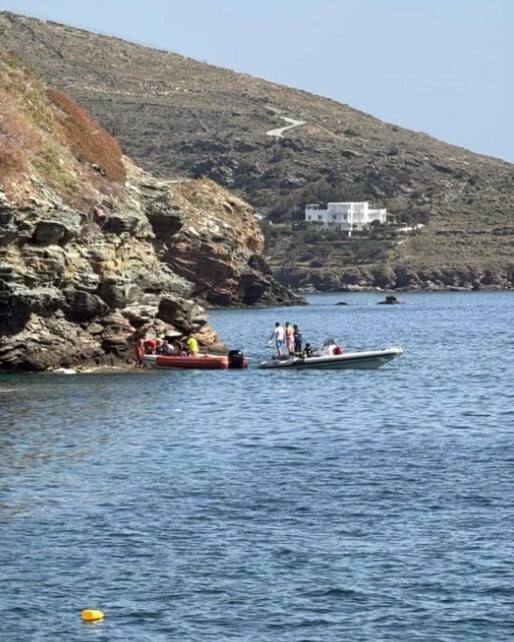 Νεκρή γυναίκα στην Άνδρο - Έπεσε με το αυτοκίνητό της στη θάλασσα