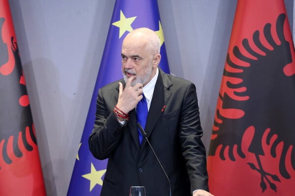Ο εκλογικός «μαέστρος» του Τραμπ επιχειρεί την ανατροπή του Αλβανού πρωθυπουργού