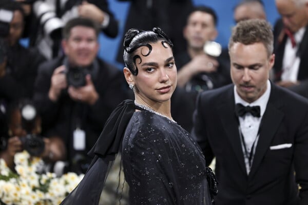 Dua Lipa, Έλτον Τζον και δεκάδες ακόμη καλλιτέχνες ζητούν νομική προστασία από την Τεχνητή Νοημοσύνη