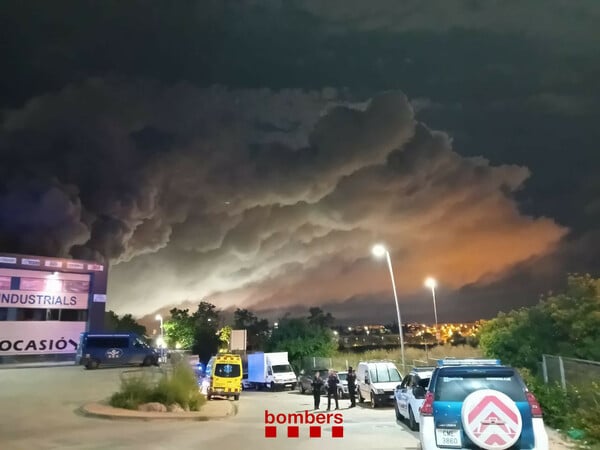 Τογικό νέφος «πνίγει» Καταλονία έπειτα απο φωτιά σε βιομηχανική αποθήκη