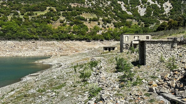 ΛΙΜΝΗ ΜΟΡΝΟΥ ΧΑΜΗΛΗ ΣΤΑΘΜΗ ΝΕΡΟΥ