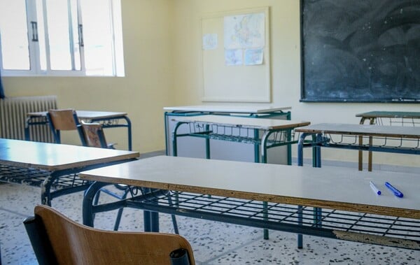 Αχαΐα: Καθηγητές ξέχασαν δύο μαθήτριες γυμνασίου σε κατάστημα καθ’ οδόν για σχολική εκδρομή