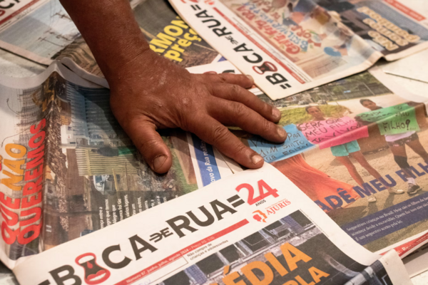 «Παλιά έκλεβα, τώρα μεταφέρω πληροφορίες» - Μία τοπική εφημερίδα μετατρέπει τους άστεγους της πόλης σε δημοσιογράφους