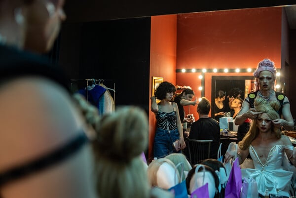 Miss Hellas Drag Pageant 2025: Μια βραδιά αφιερωμένη στην τέχνη της διαφορετικότητας//Μια βραδιά στα drag καλλιστεία: Εκεί όπου γιορτάζεται με ενθουσιασμό η διαφορετικότητα//«Δεν περιγράφεται το συναίσθημα όταν γίνομαι drag queen − είναι πολύ δυνατό»