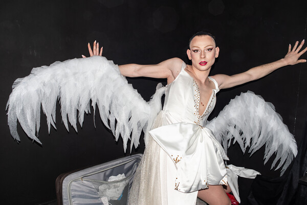 Miss Hellas Drag Pageant 2025: Μια βραδιά αφιερωμένη στην τέχνη της διαφορετικότητας//Μια βραδιά στα drag καλλιστεία: Εκεί όπου γιορτάζεται με ενθουσιασμό η διαφορετικότητα//«Δεν περιγράφεται το συναίσθημα όταν γίνομαι drag queen − είναι πολύ δυνατό»