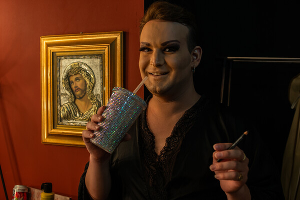 Miss Hellas Drag Pageant 2025: Μια βραδιά αφιερωμένη στην τέχνη της διαφορετικότητας//Μια βραδιά στα drag καλλιστεία: Εκεί όπου γιορτάζεται με ενθουσιασμό η διαφορετικότητα//«Δεν περιγράφεται το συναίσθημα όταν γίνομαι drag queen − είναι πολύ δυνατό»