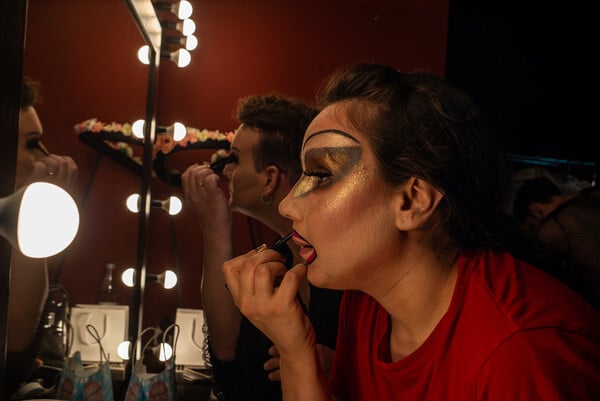 Miss Hellas Drag Pageant 2025: Μια βραδιά αφιερωμένη στην τέχνη της διαφορετικότητας//Μια βραδιά στα drag καλλιστεία: Εκεί όπου γιορτάζεται με ενθουσιασμό η διαφορετικότητα//«Δεν περιγράφεται το συναίσθημα όταν γίνομαι drag queen − είναι πολύ δυνατό»