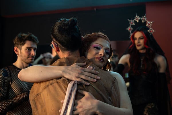 Miss Hellas Drag Pageant 2025: Μια βραδιά αφιερωμένη στην τέχνη της διαφορετικότητας//Μια βραδιά στα drag καλλιστεία: Εκεί όπου γιορτάζεται με ενθουσιασμό η διαφορετικότητα//«Δεν περιγράφεται το συναίσθημα όταν γίνομαι drag queen − είναι πολύ δυνατό»