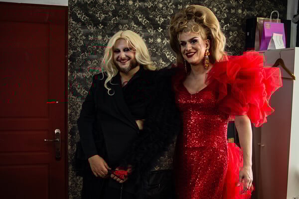 Miss Hellas Drag Pageant 2025: Μια βραδιά αφιερωμένη στην τέχνη της διαφορετικότητας//Μια βραδιά στα drag καλλιστεία: Εκεί όπου γιορτάζεται με ενθουσιασμό η διαφορετικότητα//«Δεν περιγράφεται το συναίσθημα όταν γίνομαι drag queen − είναι πολύ δυνατό»