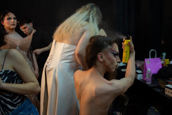 Miss Hellas Drag Pageant 2025: Μια βραδιά αφιερωμένη στην τέχνη της διαφορετικότητας//Μια βραδιά στα drag καλλιστεία: Εκεί όπου γιορτάζεται με ενθουσιασμό η διαφορετικότητα//«Δεν περιγράφεται το συναίσθημα όταν γίνομαι drag queen − είναι πολύ δυνατό»