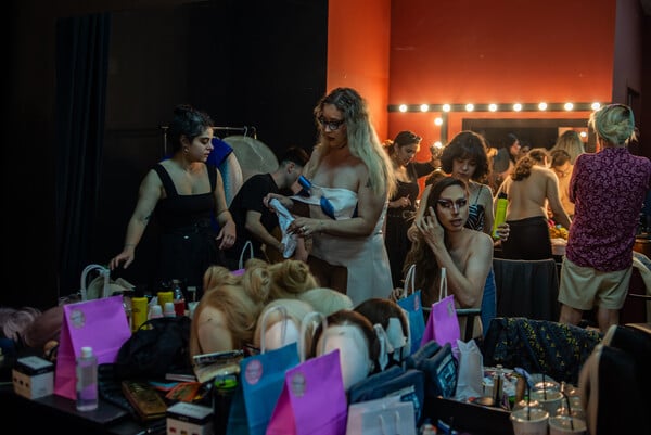 Miss Hellas Drag Pageant 2025: Μια βραδιά αφιερωμένη στην τέχνη της διαφορετικότητας//Μια βραδιά στα drag καλλιστεία: Εκεί όπου γιορτάζεται με ενθουσιασμό η διαφορετικότητα//«Δεν περιγράφεται το συναίσθημα όταν γίνομαι drag queen − είναι πολύ δυνατό»