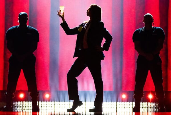 Eurovision 2025: Ο «μαφιόζος» Εσθονός ξεσήκωσε το κοινό με το «Espresso Macchiato» στον Α' Ημιτελικό