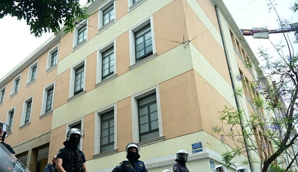 Νομική Αθηνών: 7 συλλήψεις από την ΕΛΑΣ για την εισβολή κουκουλοφόρων
