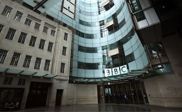 Το BBC απαντά σε καταγγελία για τον ισχυρισμό του ότι το βιολογικό φύλο «δεν μπορεί να αλλάξει»
