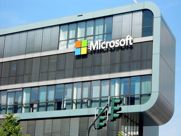 Η Microsoft απολύει 6.000 εργαζόμενους ενώ επενδύει 80 δισ. στο AI