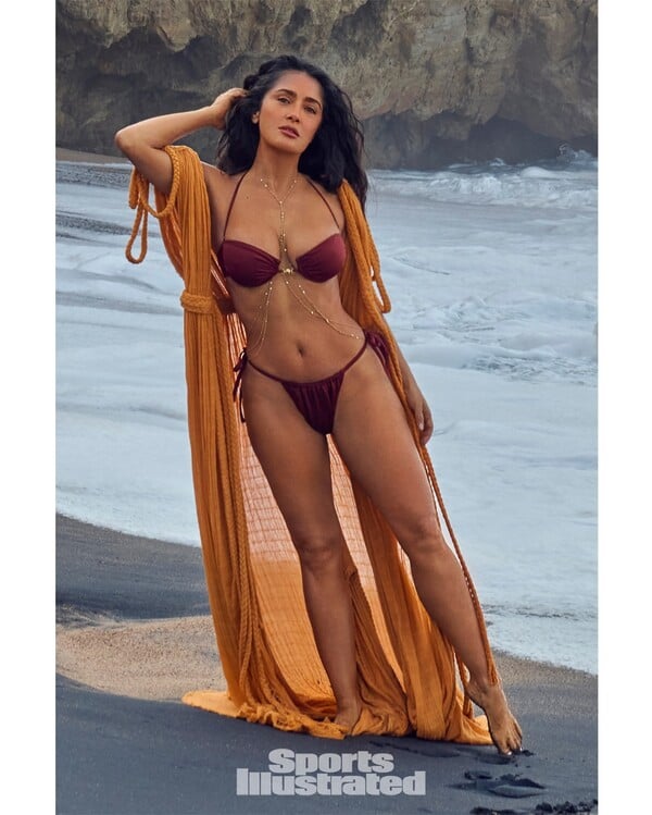 Σάλμα Χάγιεκ: Ποζάρει στο εξώφυλλο του Sports Illustrated για πρώτη φορά στα 58 της