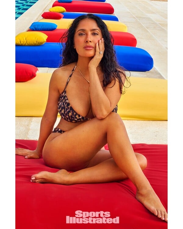 Σάλμα Χάγιεκ: Ποζάρει στο εξώφυλλο του Sports Illustrated για πρώτη φορά στα 58 της
