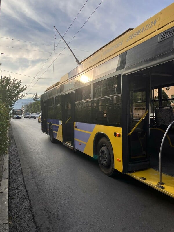 Ατύχημα με τρόλεϊ έξω από τη Βουλή - Έφυγε εξάρτημα