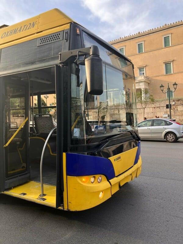 Ατύχημα με τρόλεϊ έξω από τη Βουλή - Έφυγε εξάρτημα