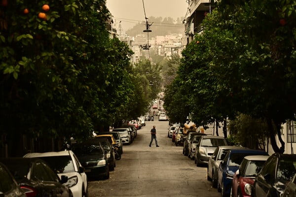 «Βυθισμένη» στην αφρικανική σκόνη η Αθήνα σήμερα