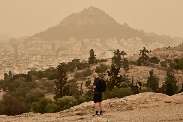«Βυθισμένη» στην αφρικανική σκόνη η Αθήνα σήμερα
