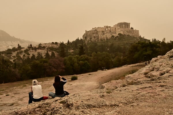 «Βυθισμένη» στην αφρικανική σκόνη η Αθήνα σήμερα