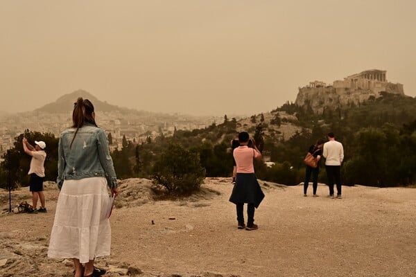 «Βυθισμένη» στην αφρικανική σκόνη η Αθήνα σήμερα