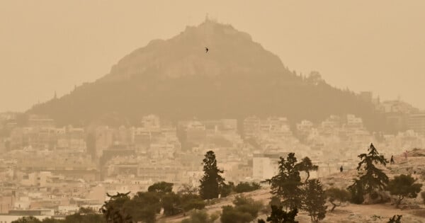 «Βυθισμένη» στην αφρικανική σκόνη η Αθήνα σήμερα