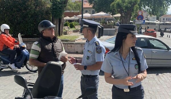 Ναύπακτος: Η Τροχαία μοίρασε κράνη αντί για κλήσεις 