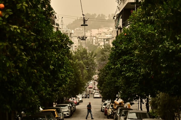 «Βυθισμένη» στην αφρικανική σκόνη η Αθήνα σήμερα