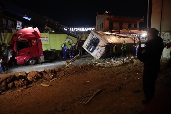 Κάμερα κατέγραψε την πτώση του φορτηγού από τη γέφυρα της Πέτρου Ράλλη