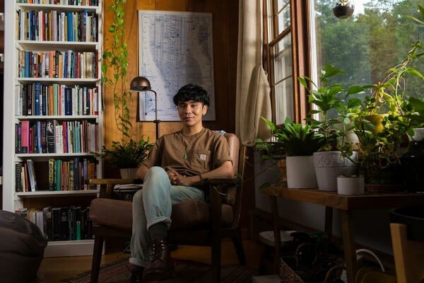 O Ocean Vuong έβλεπε μικρός το σόου της Όπρα. Σήμερα ο συγγραφέας του μήνα στην εκπομπή της/ Το νέο μυθιστόρημα του Ocean Vuong είναι το βιβλίο του μήνα στην εκπομπή της Όπρα Γουίνφρεϊ