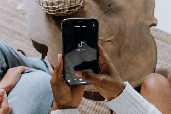 Το TikTok θα στέλνει τους εφήβους για ύπνο μετά τις 10 το βράδυ 