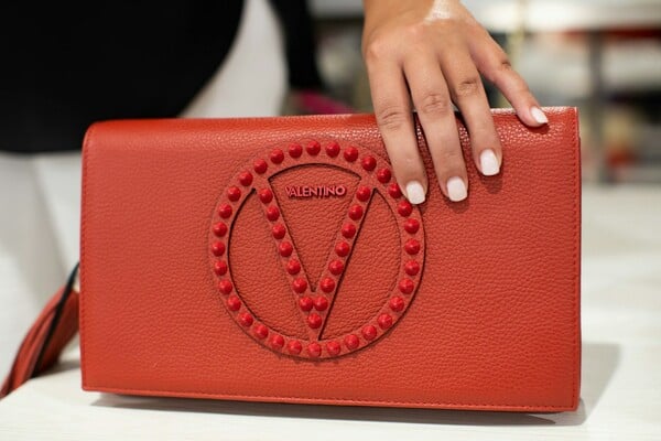 Υπό δικαστική διαχείριση η Valentino Bags - Αποκαλύψεις για κακοποίηση εργαζομένων στην Ιταλία