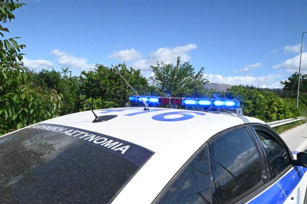 Μεθοδική κλοπή 30.000 ευρώ από όχημα στην Πεύκη – Συνελήφθησαν οι δράστες