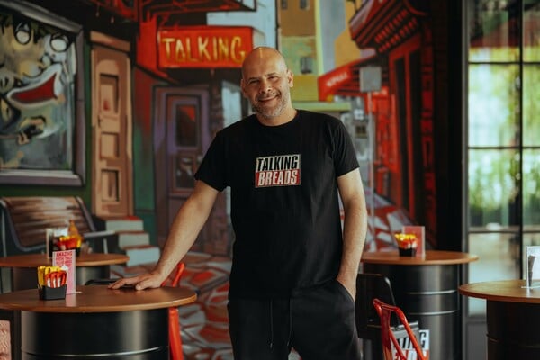 Στο Talking Breads, ο Χρήστος Τάχιας σερβίρει συνταγές του κόσμου μέσα σε αφράτο βουτυρένιο ψωμί