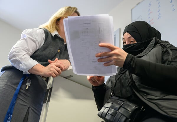 Οι αλλαγές που φέρνουν στο μεταναστευτικό η πρόσφατη απόφαση της Λειψίας και η νέα πολιτική του Μερτς/ Μεταναστευτικό: Από τη Μέρκελ στον Μερτς και η αλλαγή που φέρνει η απόφαση της Λειψίας