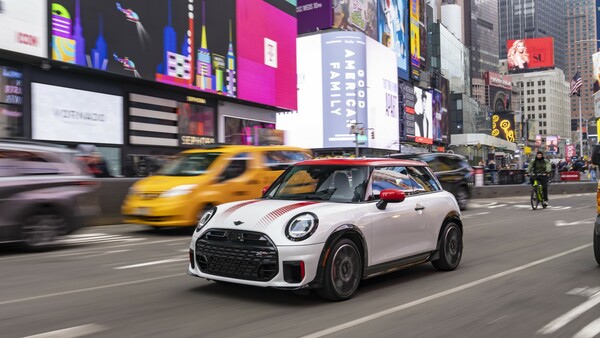 To MINI John Cooper Works στους δρόμους της Νέας Υόρκης