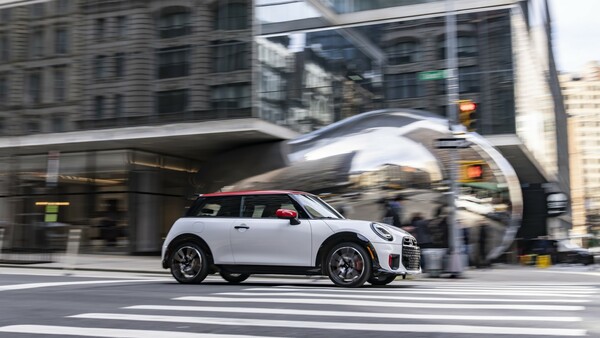 To MINI John Cooper Works στους δρόμους της Νέας Υόρκης