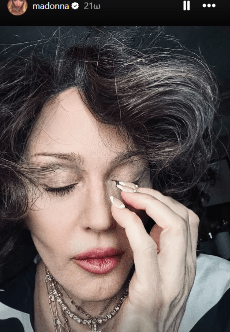 Η Madonna με σκούρα καστανά μαλλιά, για να μοιάσει στη μητέρα της: «Μου έλειψε», γράφει