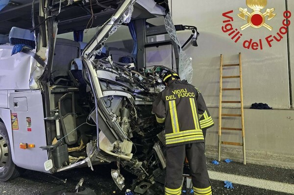 Ιταλία: Σχολικό συγκρούστηκε με φορτηγό - Νεκρή μια δασκάλα