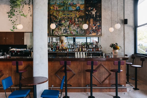 Quinn’s: Γιατί όλοι πίνουν Dry Martini «στου Ηλία» Μαρινάκη 