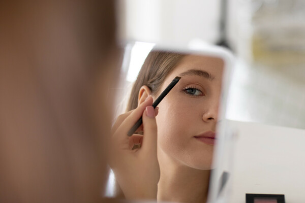 Statement look με 3 κινήσεις: Eyeliner, bronzer και μακιγιάζ ματιών για all-days στιλ