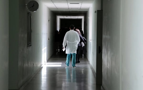 Λάρισα: «Δεν έπρεπε να έρθουμε γιατί είδαν τις πληγές, φοβάμαι μην καλέσουν την πρόνοια» έλεγε η 32χρονη μητέρα