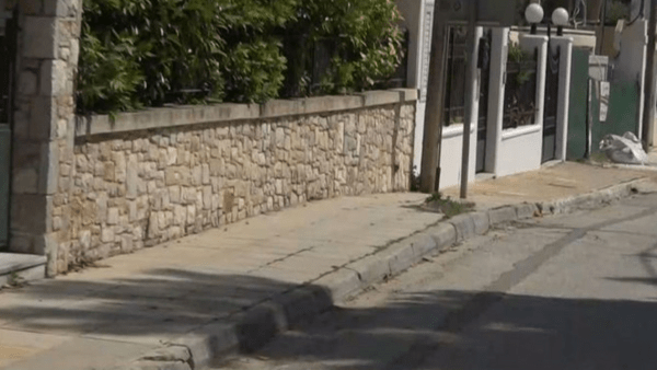 Γλυκά Νερά: Βίντεο από τον άγριο ξυλοδαρμό του 50χρονου από τον 17χρονο 