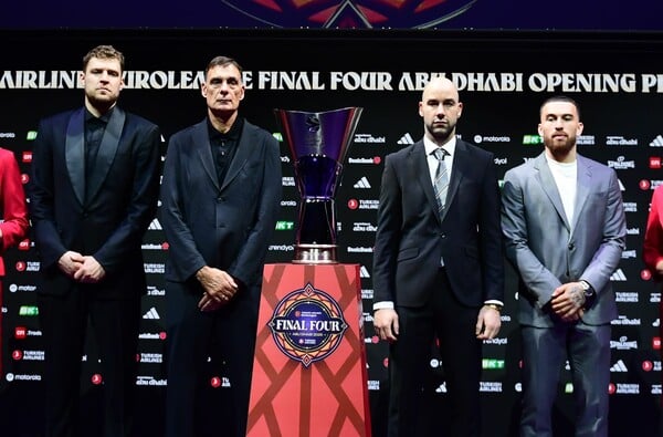 Final Four: Σπανούλης και Αταμάν φωτογραφίζονται με το κύπελλο - Οι αναρτήσεις των ομάδων