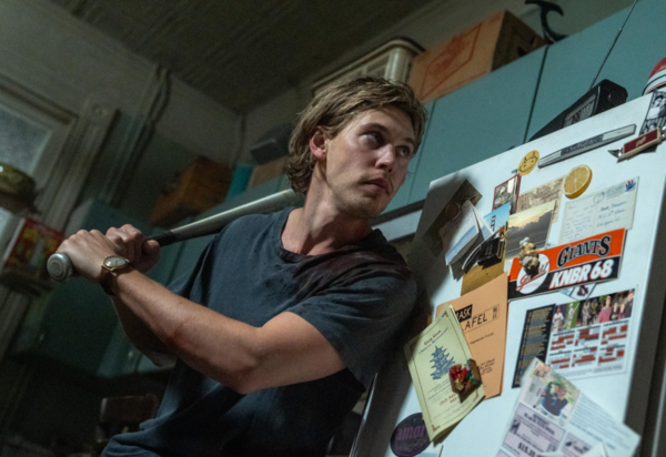 Κυκλοφόρησε τo trailer της ταινίας «Caught Stealing» του Ντάρεν Αρονόφσκι 