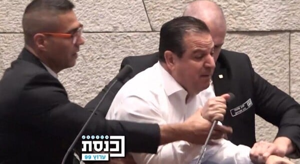 Ισραήλ: Βίαιη απομάκρυνση βουλευτή από το βήμα της Κνεσέτ που κατήγγειλε «γενοκτονία στη Γάζα»