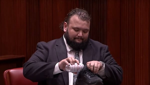 Αυστραλός βουλευτής αποχαιρέτησε την πολιτική του καριέρα πίνοντας μπύρα από το παπούτσι του