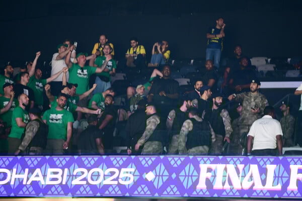 Ένταση στο Final Four μεταξύ οπαδών Ολυμπιακού και Παναθηναϊκού στις κερκίδες
